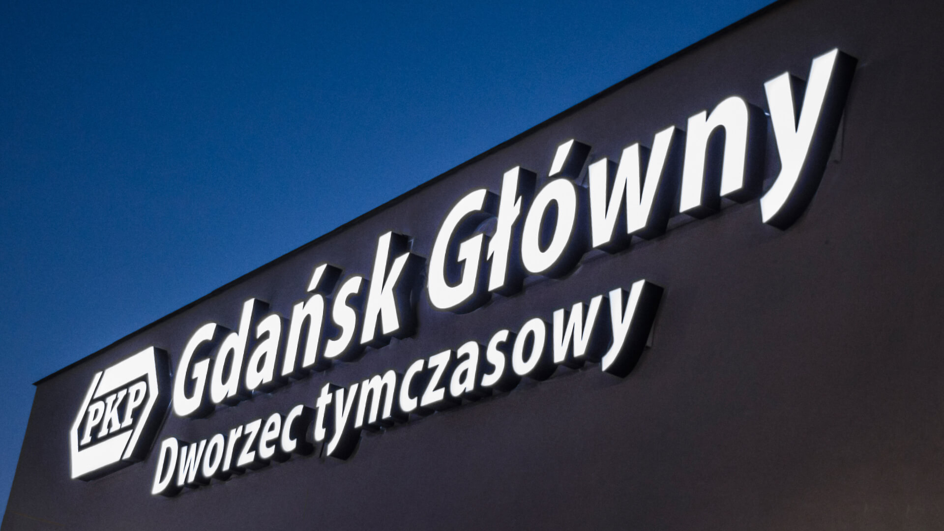 Danzica Danzica principale punto di stazione temporaneo - gdansk-dworzec-timporowy-letters-under-light-led-letters-over-entry-white-letters-spatial-letters-on-the-wall-dworzec-pkp-gdansk-glowny